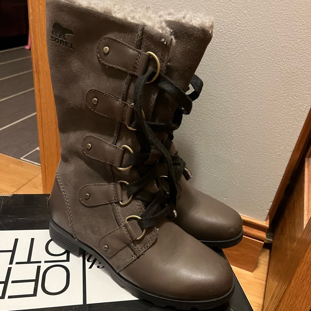 Sorel Women Emelie Lace Boot Size 6